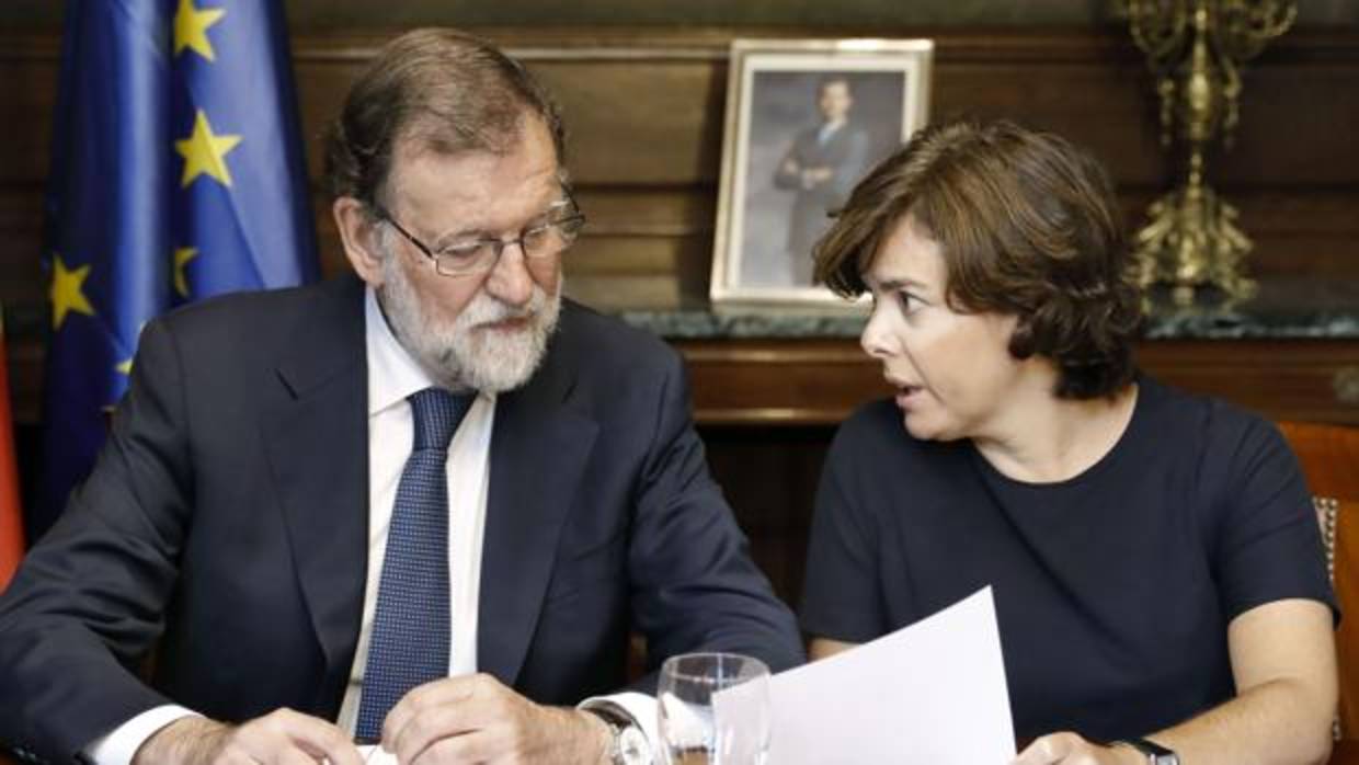 Mariano Rajoy, junto a la vicepresidenta Soraya Sáenz de Santamaría