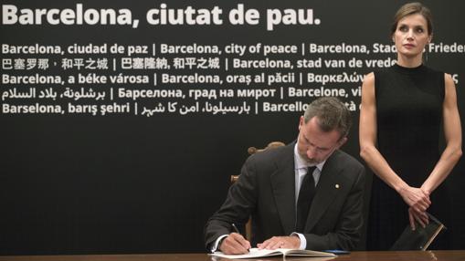 Gritos de «Viva el Rey» en Las Ramblas durante la ofrenda floral en memoria de las víctimas