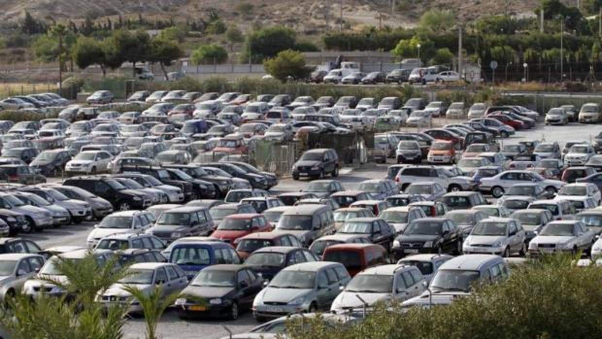 Coches de alquiler en un estacionamiento proximo al acceso al aeropuerto de Alicante-Elche