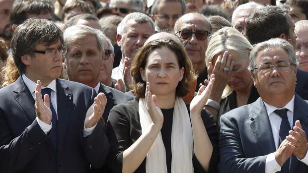 Colau y Puigdemont convocan una gran manifestación contra el terrorismo en Cataluña