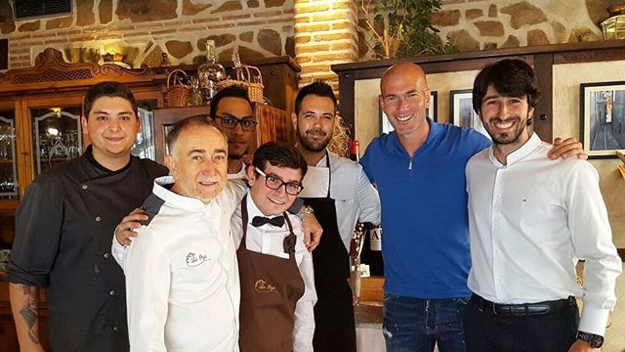 Zidane con los empleados del restaurante «La Orza», que dirige Vicente Barrejón (segundo por la izquierda)