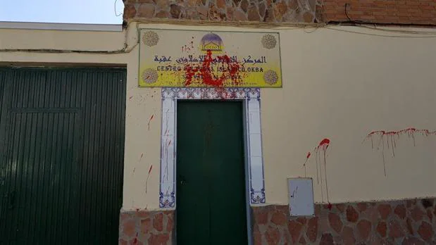 El centro islámico de San Martín de la Vega ha amanecido con pintadas rojas en su fachada