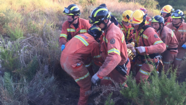 Rescatados dos chicos de 15 años atrapados en una furgoneta tras caer a un barranco desde 10 metros