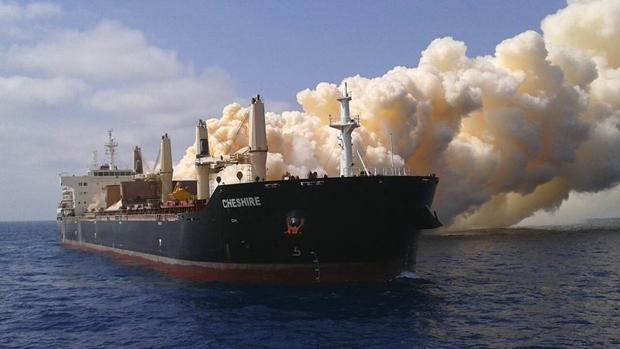 ¿Cuál es la diabólica mercancía que arde en la «bomba flotante» al sur de Canarias?