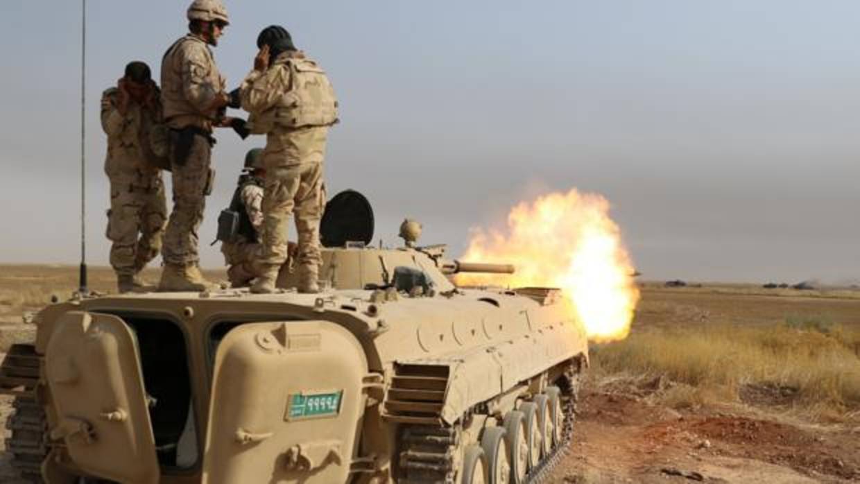 Militares españoles durante un ejercicio de tiro de carro en los alrededores de Besmayah (Irak)