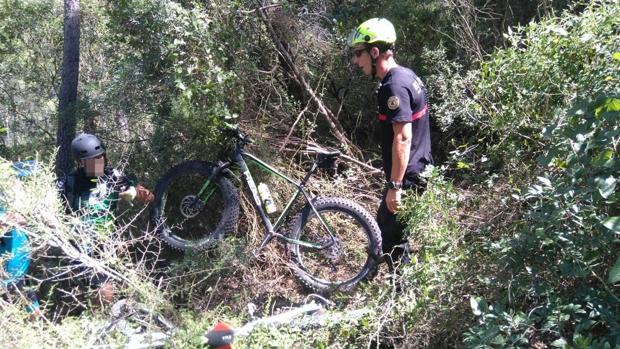 Rescatan a dos ciclistas deshidratados tras perderse durante cuatro horas en un barranco en Enguera