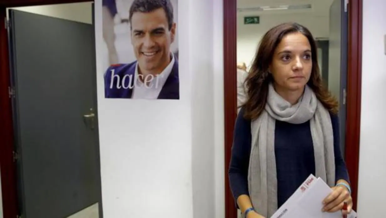 Sara Hernández, junto a una foto del líder del PSOE, Pedro Sánchez, en una imagen de archivo