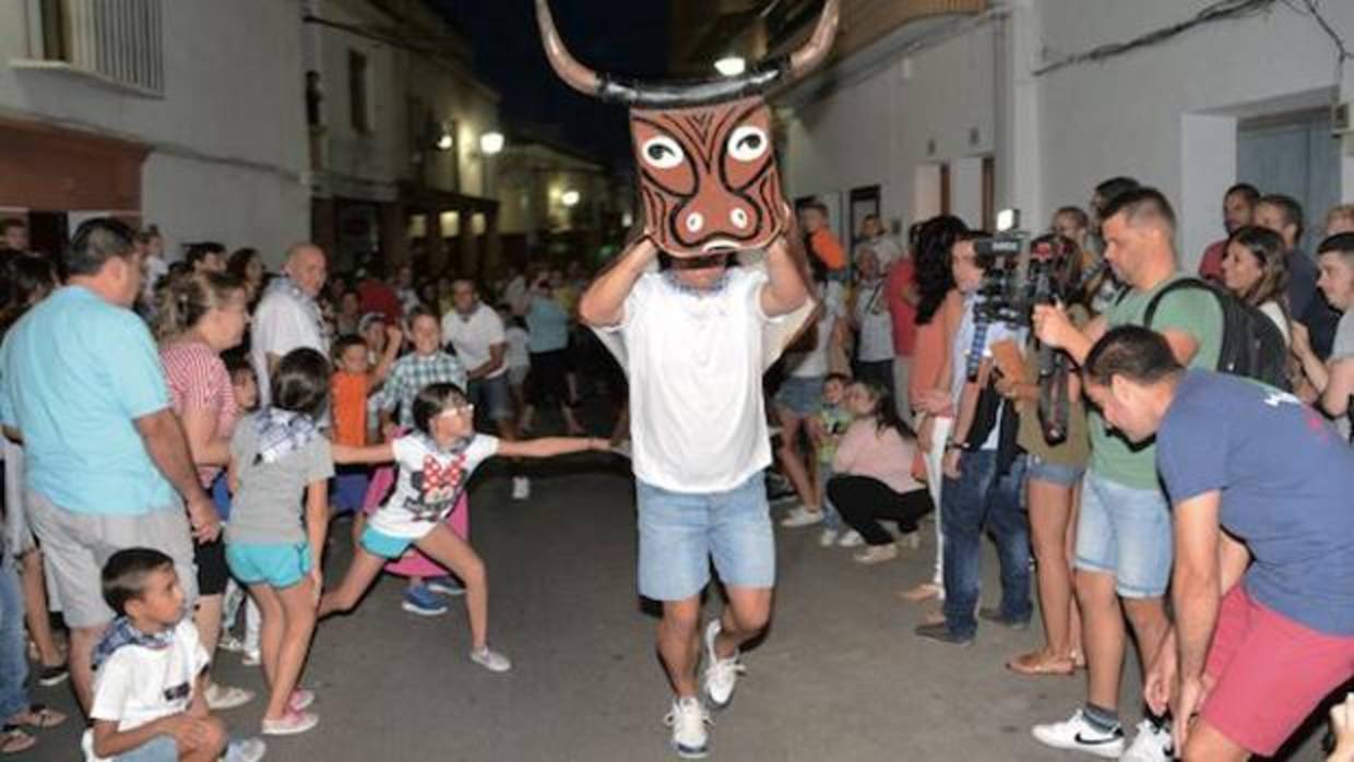 Momento del recorrido de «La Vaquilla» por las calles de Chillón