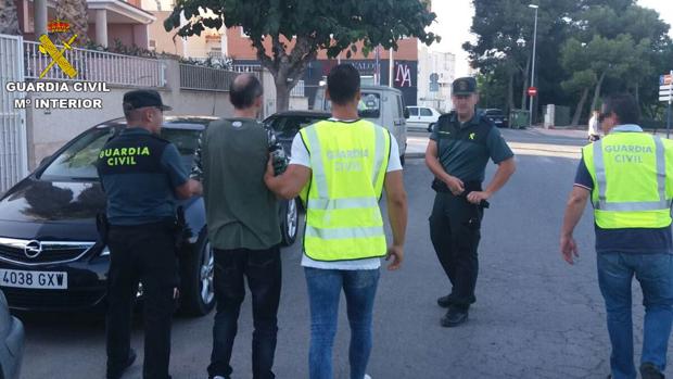 La Guardia Civil detiene en Sax al hombre que atracó dos comercios a punta de pistola