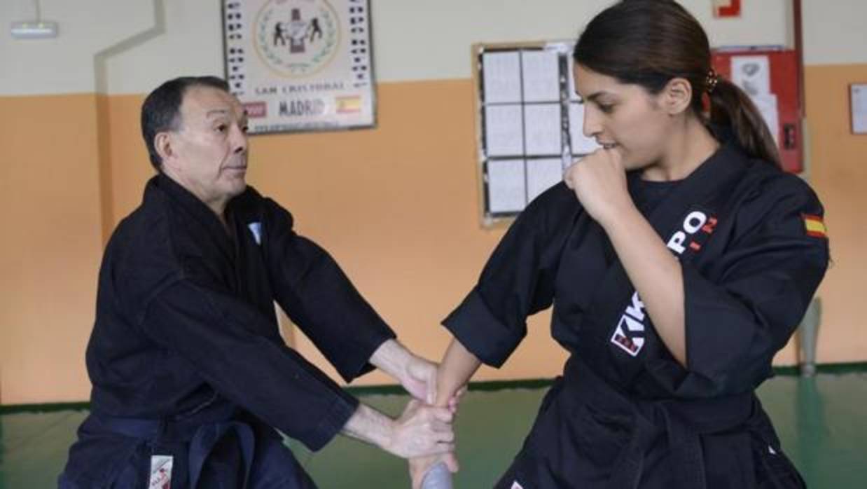 La campeona del mundo, Zenib Laari, junto a su maestro, Benedicto Rosales