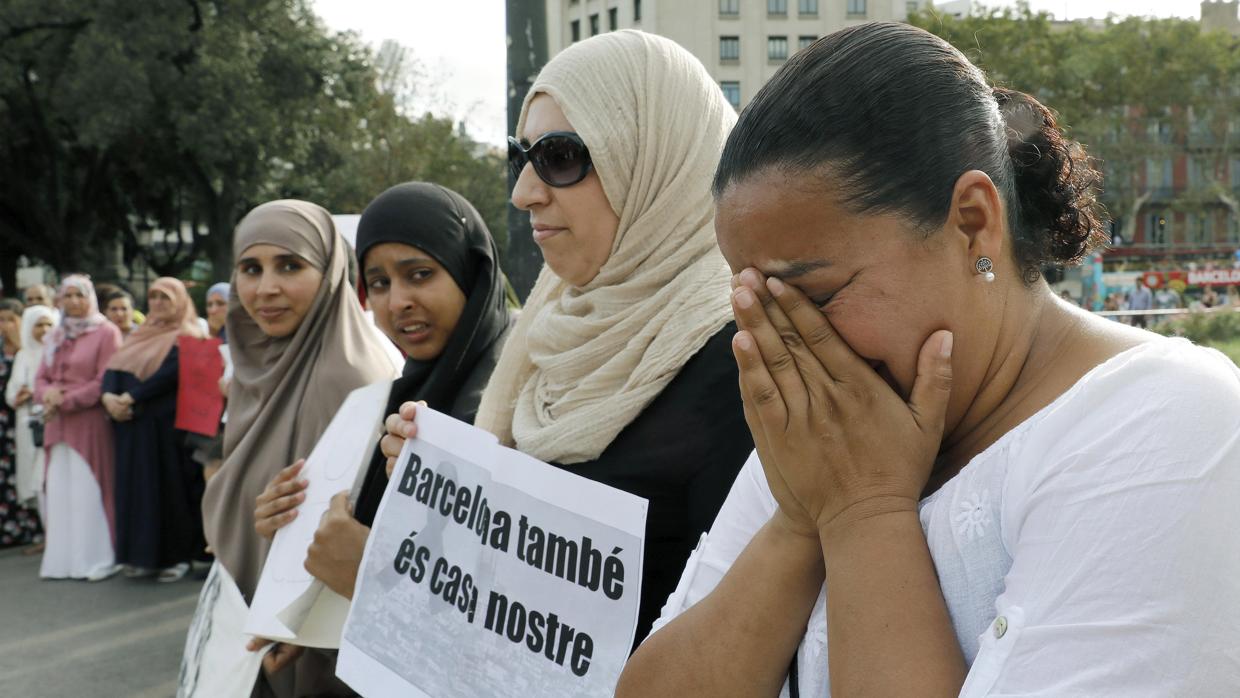 Una mujer llora durante la concentración en la Plaza Cataluña de Barcelona con el lema «La comunidad musulmana contra el terrorismo», en repulsa por los atentados del jueves día 17 en la capital catalana y en Cambrils (Tarragona)