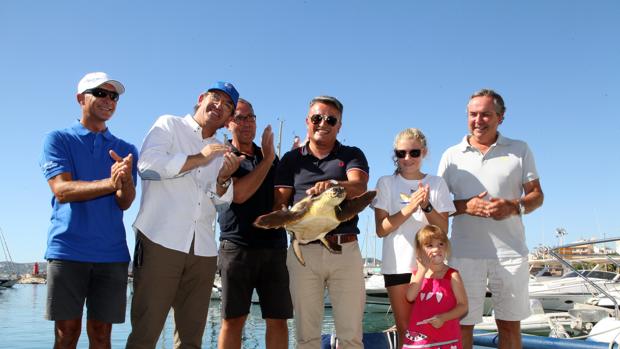 La tortuga «Chiquiti», capturada accidentalmente por un arrastrero en Cullera, vuelve al mar en Jávea