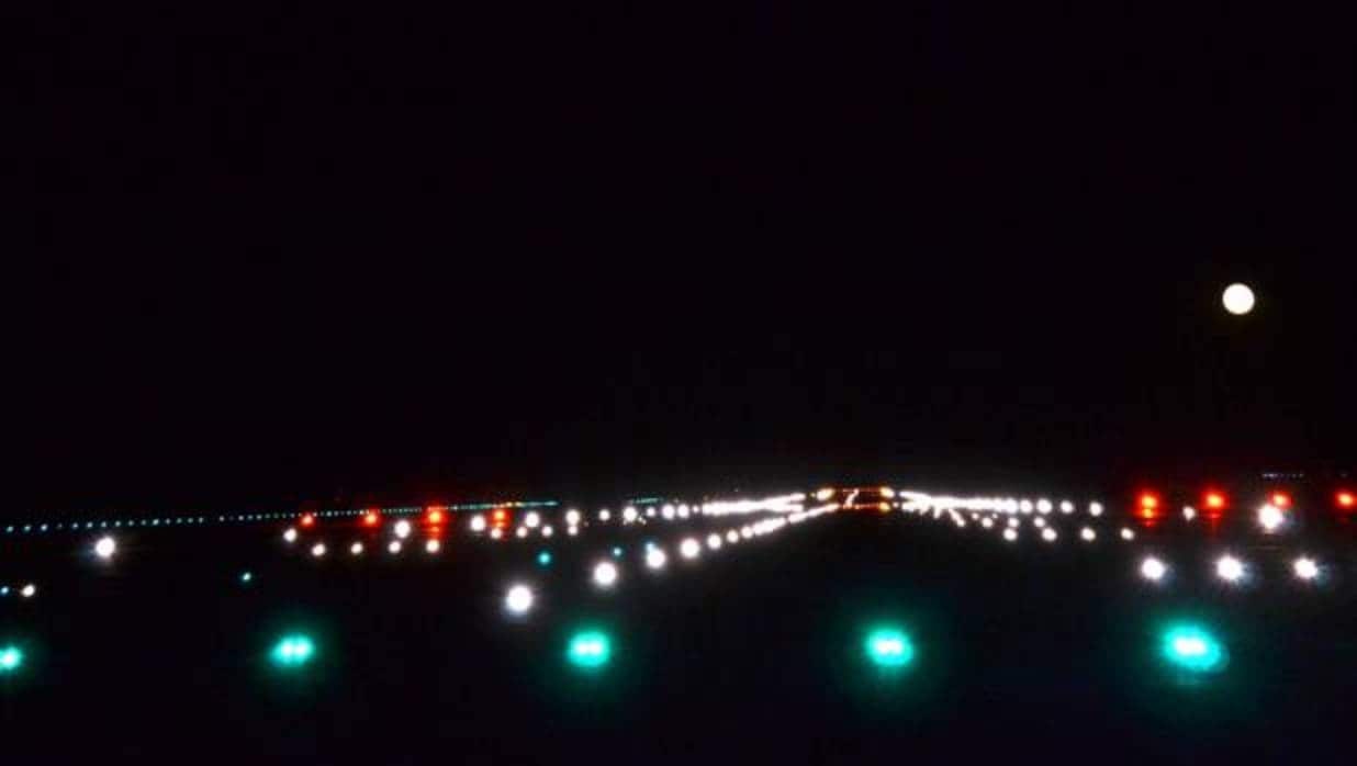 Son más de 3.000 puntos de luz distribuidos en los más de 50 kilómetros lineales que tiene la instalación aeroportuaria manchega