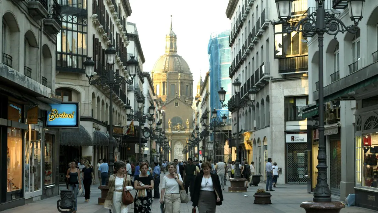 Calle Alfonso de la capital aragonesa, principal vía peatonal de acceso a la Basílica del Pilar (al fondo)