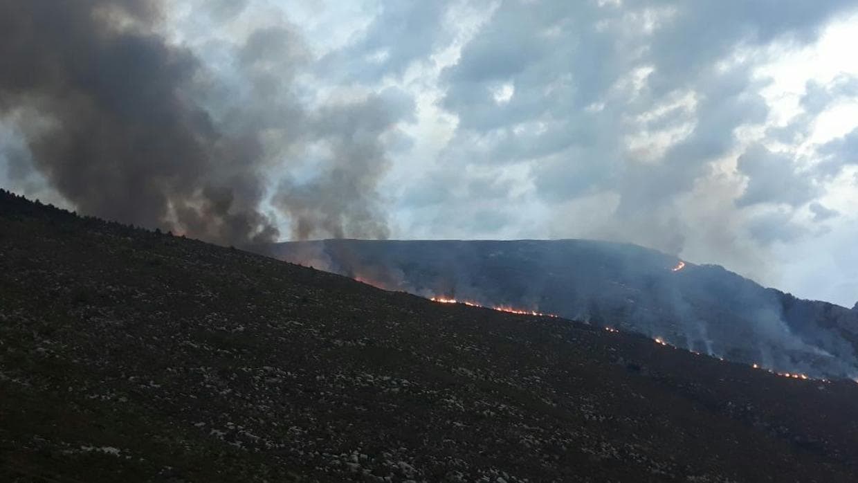Línea de fuego del incendio declarado junto al Parque Nacional de Ordesa (Huesca)