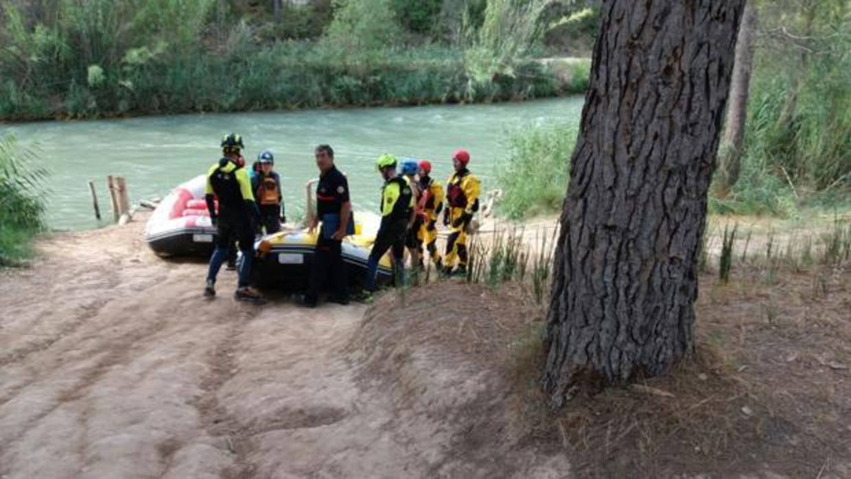 Imagen de bomberos en el río Cabriel