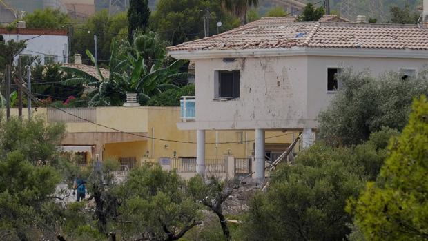 Los Mossos encuentran un cinturón de explosivos auténtico entre los restos del chalet de Alcanar