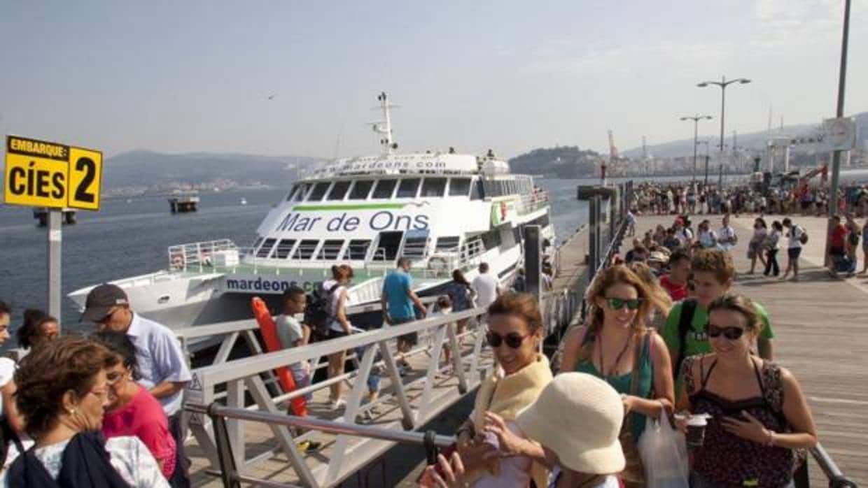 Visitantes embarcando en Vigo hacia las Islas Cíes