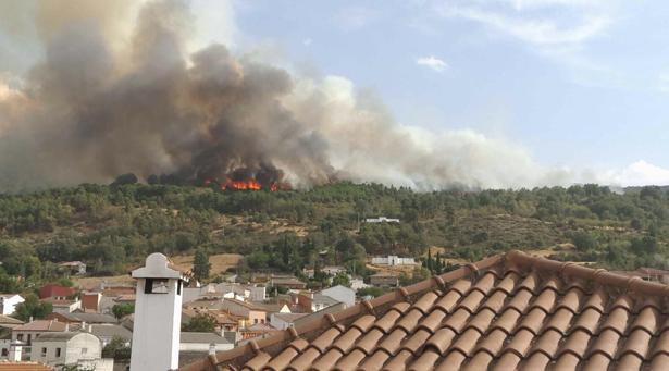 Se declara un incendio forestal junto al pueblo de San Pablo de los Montes