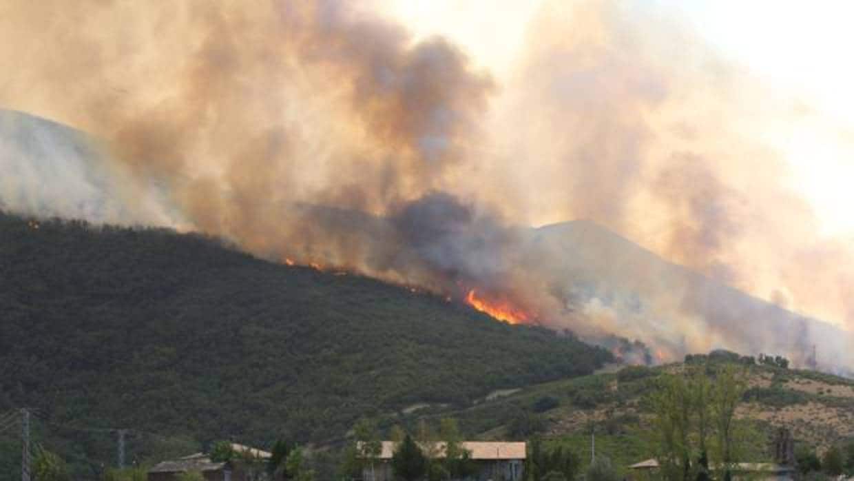 Incendio declarado en Encinedo (León)