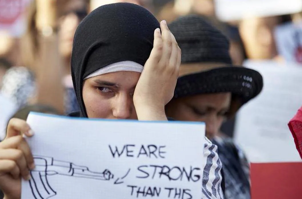 Una mujer musulmana en la concentración de Barcelona bajo el lema «La comunidad musulmana contra el terrorismo»