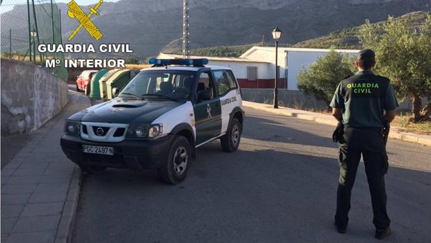 Intenta arrancar el collar a una mujer de 65 años a la que abordó desde el coche en la calle