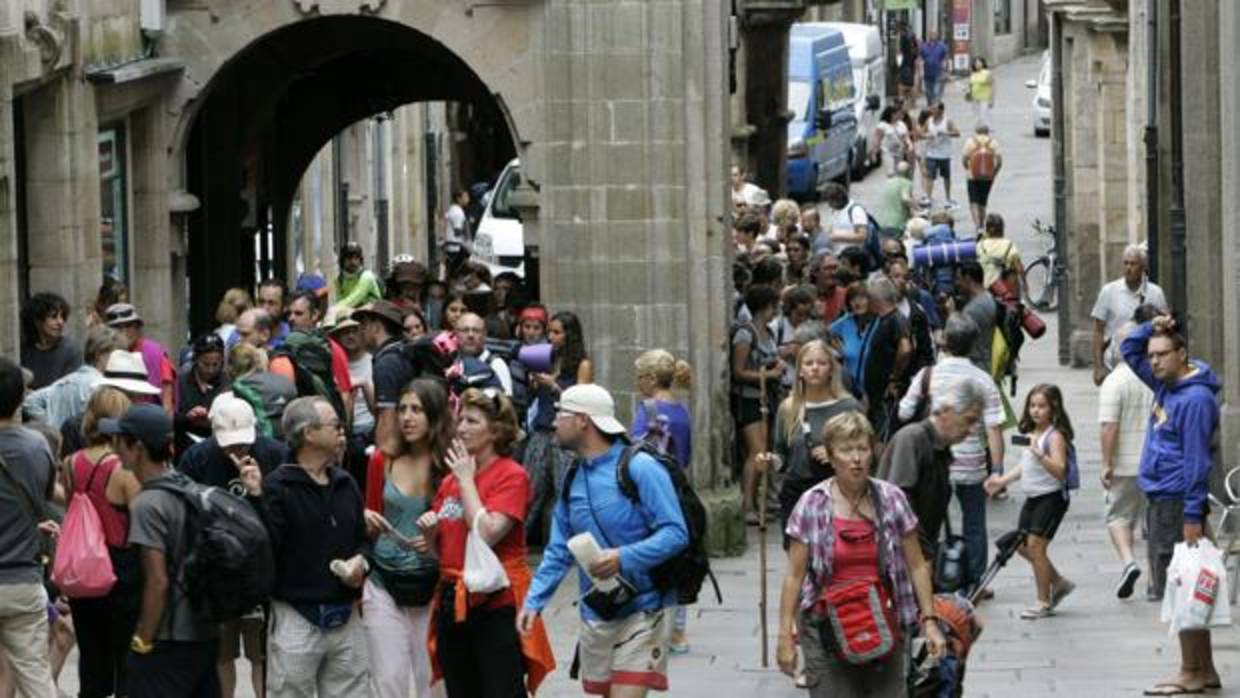 Grupos de visitantes en las calles de Santiago de Compostela