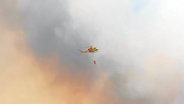 Un helicóptero trabaja en las labores de extinción en Encinedo (León)