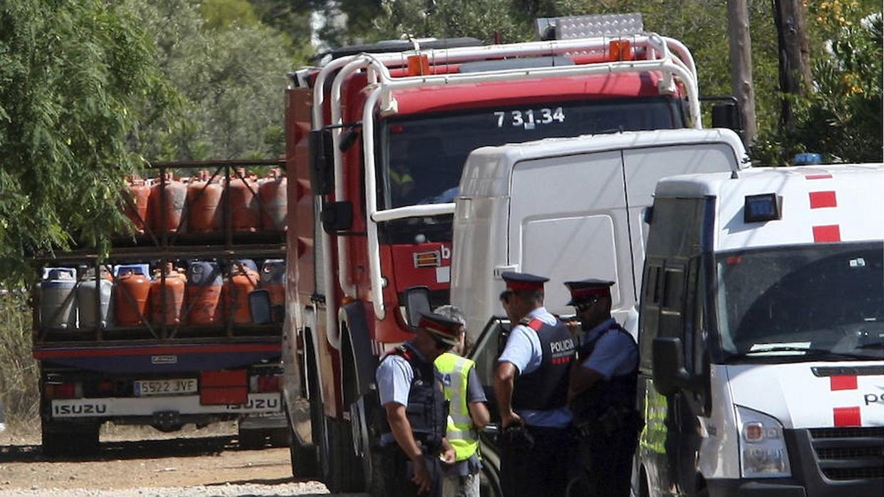 Un camión retira parte de las bombonas localizadas en el chalé de Alcanar (Tarragona)