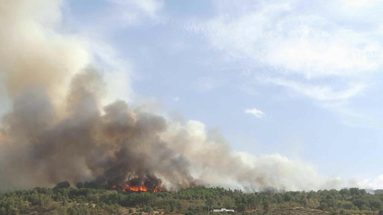 El fuego se originó cerca de las viviendas