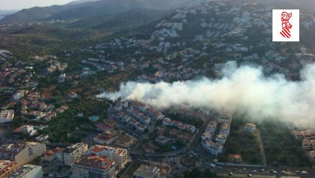 Un fuego afecta a una zona de cultivo abandonado en Peñíscola cercana a campings y urbanizaciones