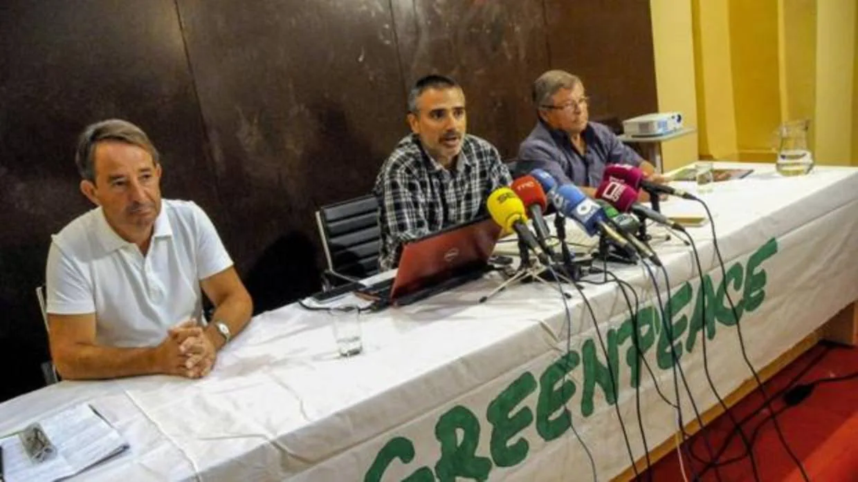 Los responsables de Greenpeace, en la rueda de Prensa