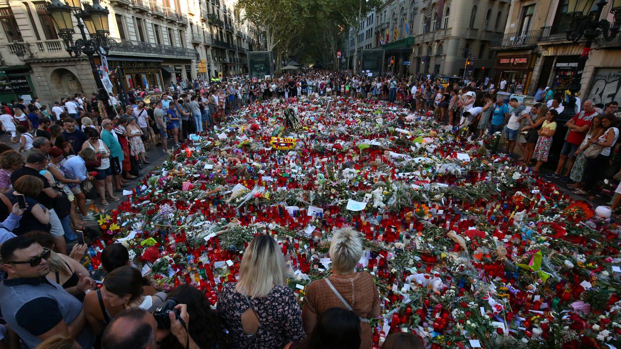 Momento del homenaje a las víctimas de los atentados en Las Ramblas