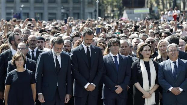 Minuto de silencio por los atentados en Barcelona, con el Rey a la cabeza