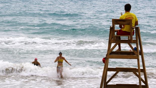 «Subnormal de mierda» o «búscate un trabajo»: así responde una bañista a los socorristas que la apercibían