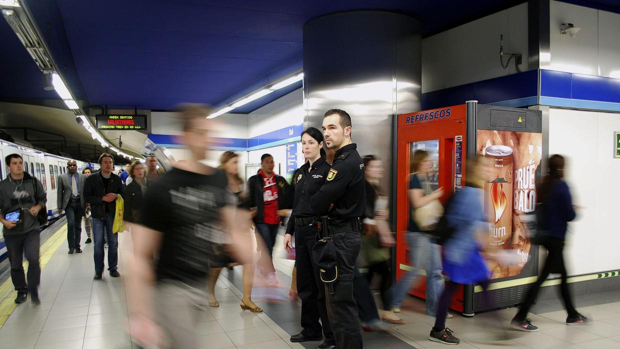 Agentes de la Brigada Móvil del CNP vigilan el Metro