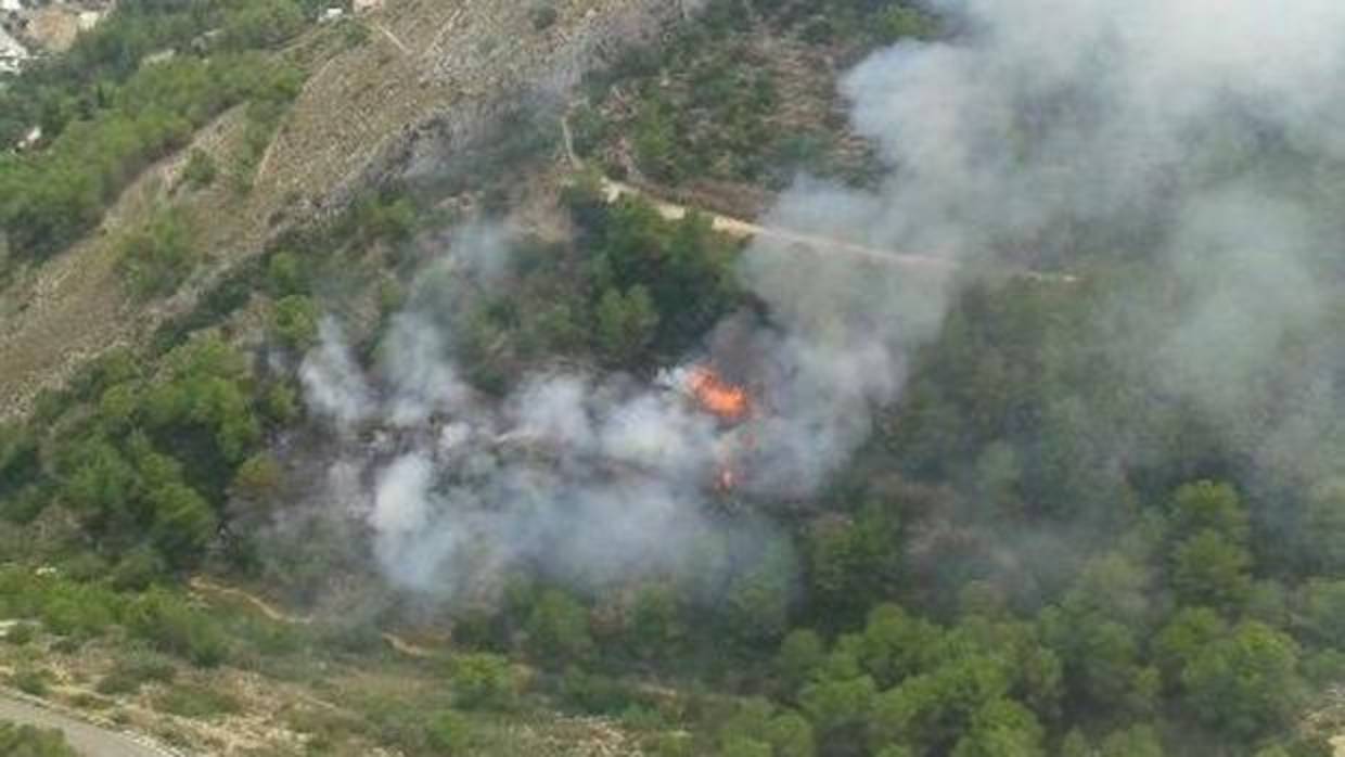 Imagen aérea del incendio declarado en el Montgó