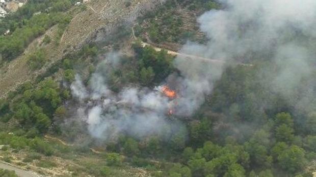 Controlado el incendio en el Montgó que ha obligado a desalojar varios chalés