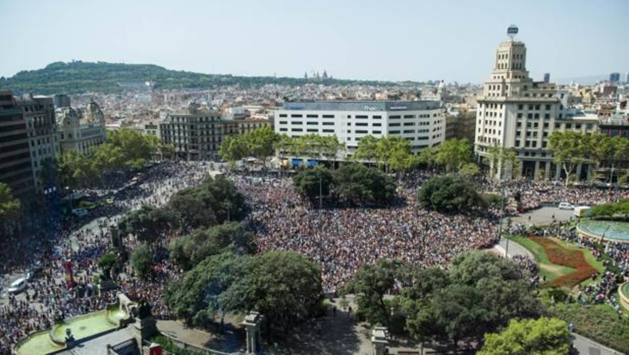 Vista aérea de la plaza Cataluña durante el minuto de silencio del pasado viernes