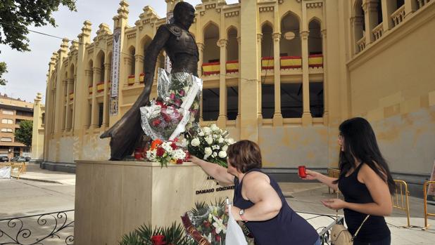 La capilla ardiente de Dámaso González se instala este domingo en la plaza de toros