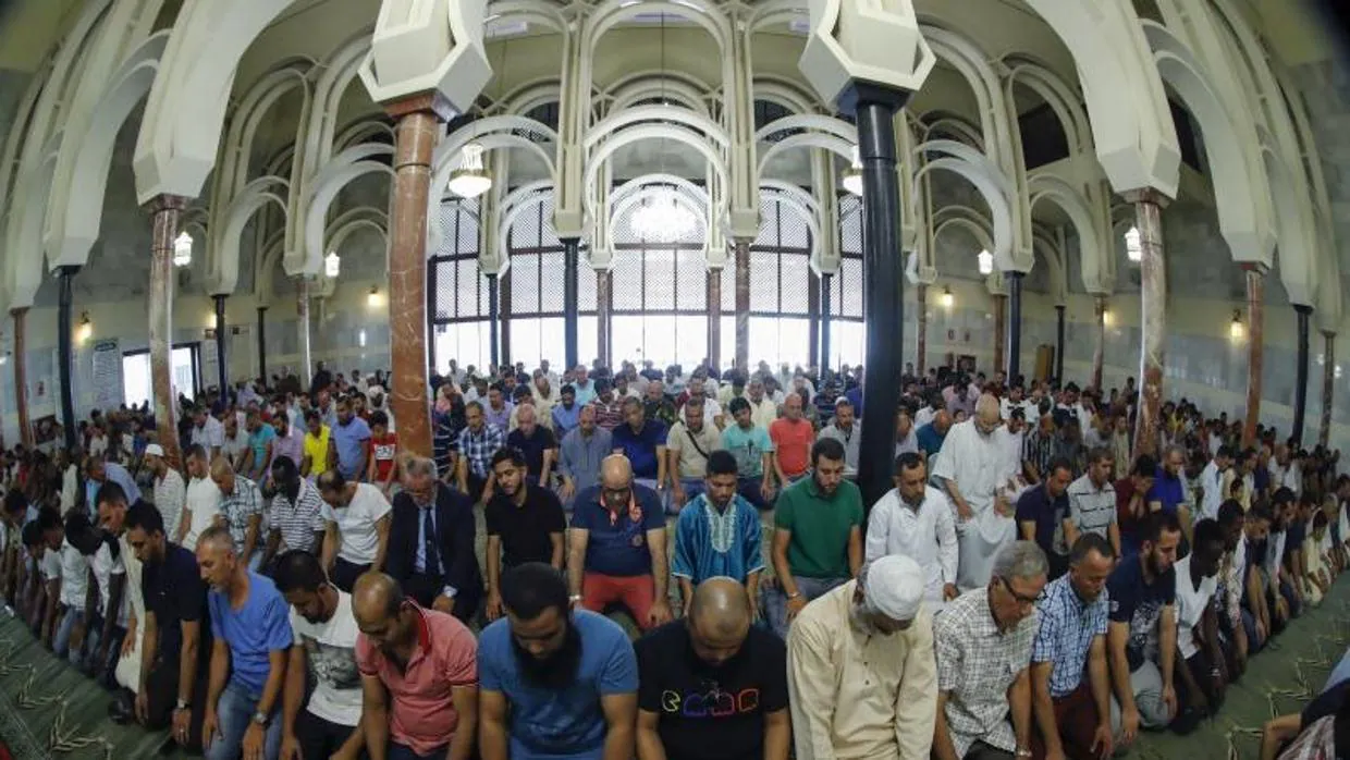 Un grupo de musulmanes rezando ayer en la mezquita del Centro Islámico de Madrid