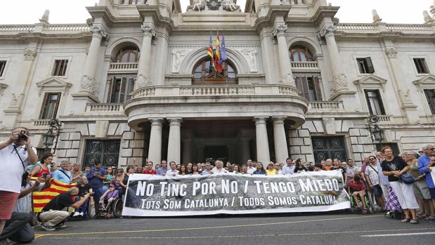 València se suma a Barcelona con una concentración contra el terrorismo