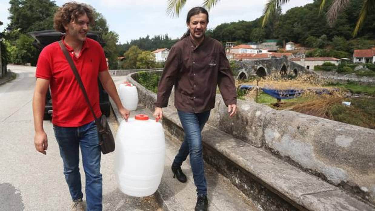 Abastecimiento de agua en bidones para el restaurante Ponte Maceira, en Ames