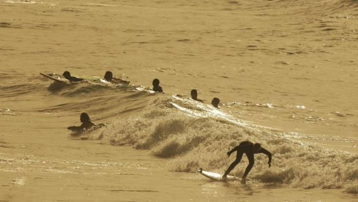 Deportistas en una playa de Canarias