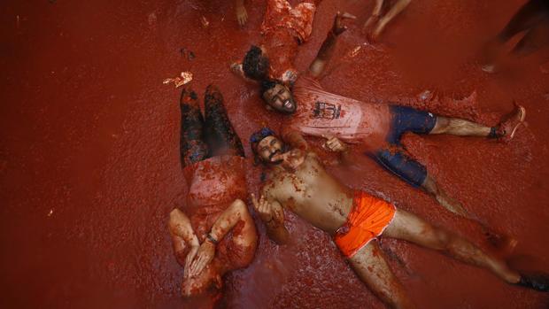 Buñol, listo para una nueva Tomatina, con un «lleno total» de 22.000 personas y 165.000 kilos de tomate