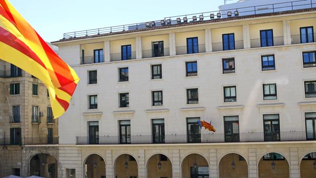 Condenan a una mujer a cuatro años y medio de cárcel por robar parte del dinero del anciano al que cuidaba