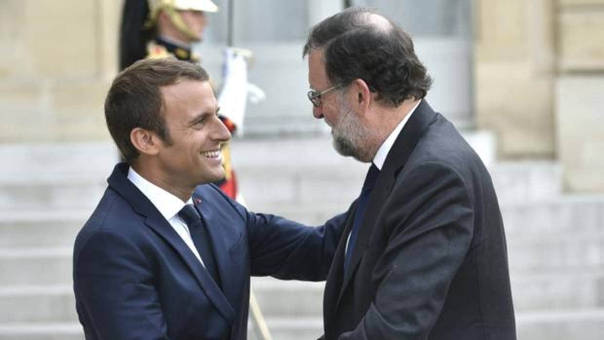 Emmanuel Macron saluda a Mariano Rajoy a su llegada al Palacio del Elíseo