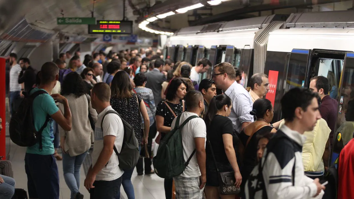 Viajeros en una estación del Metro de Madrid