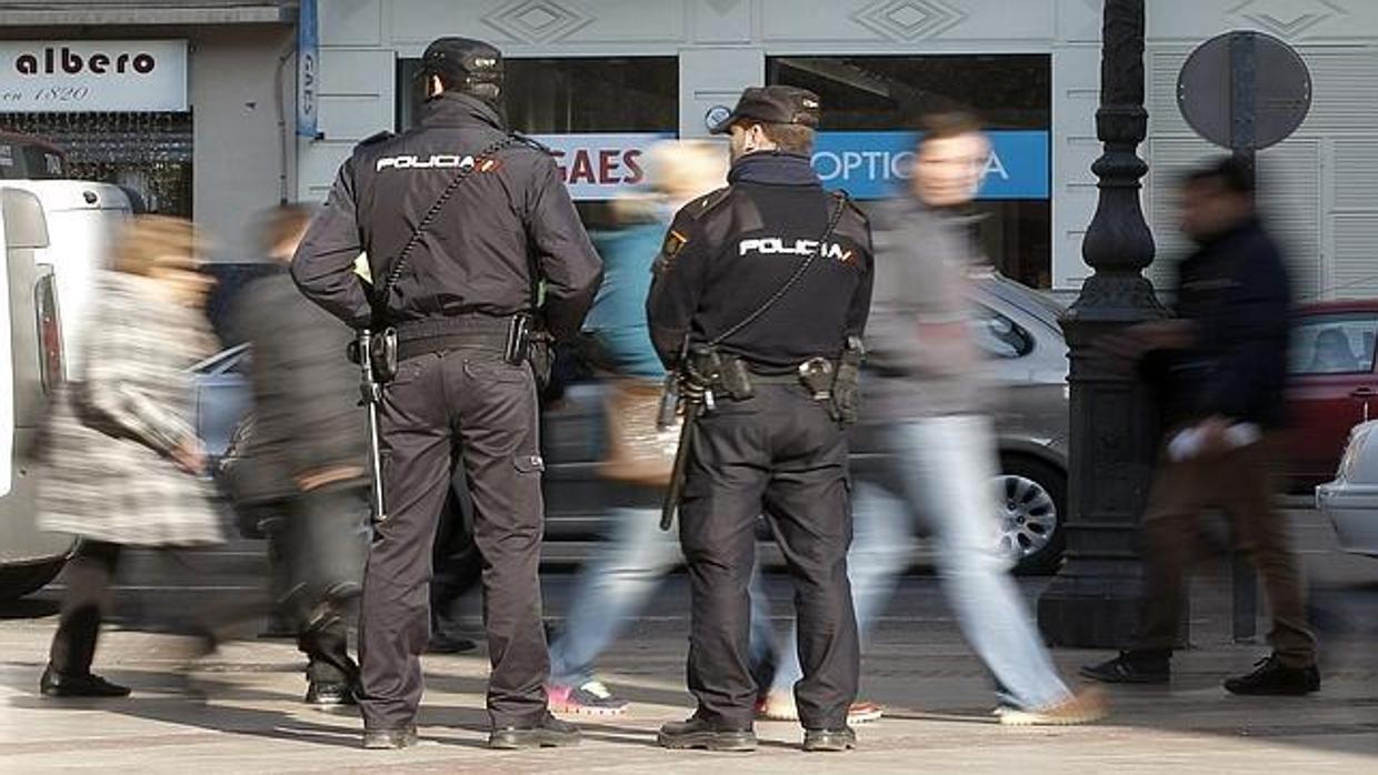 Dos policías en una imagen de archivo