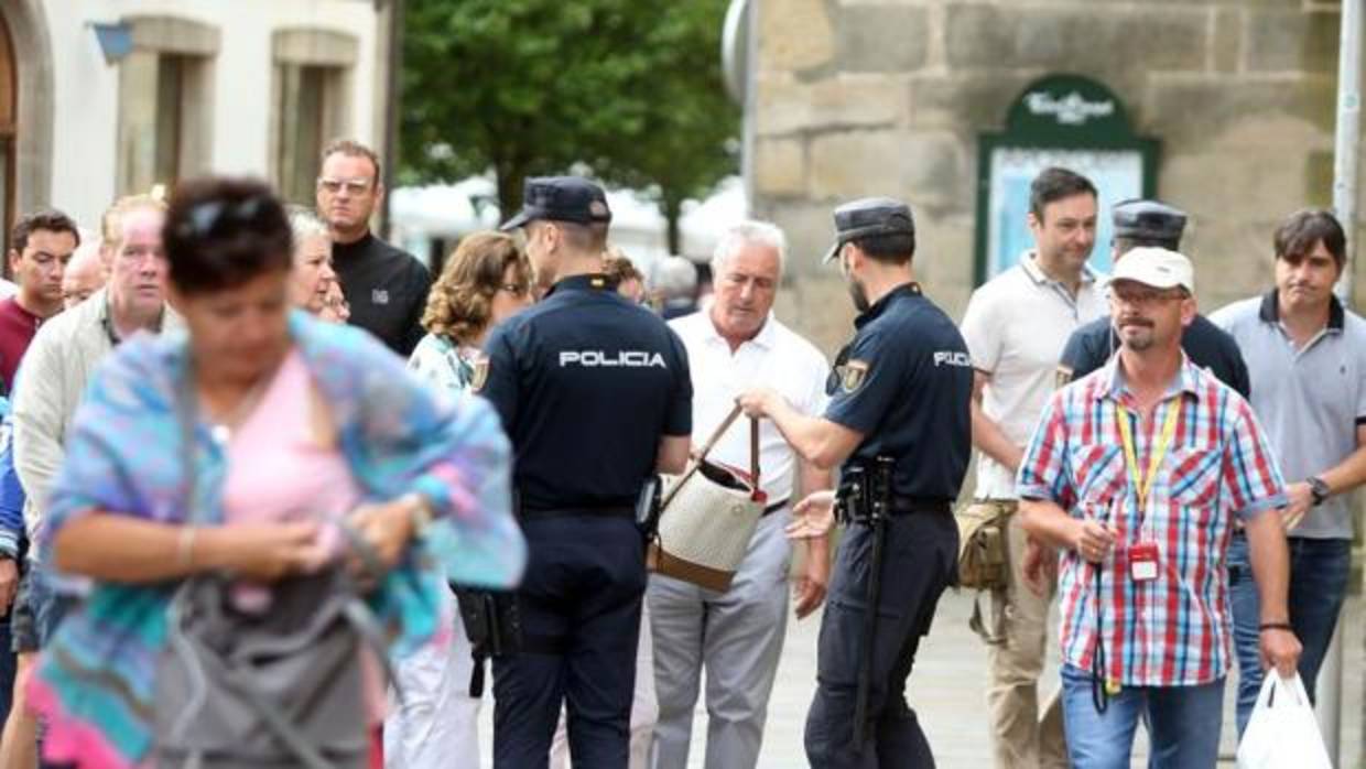 Varios agentes vigilan las inmediaciones de la Catedral de Santiago el pasado 25 de julio